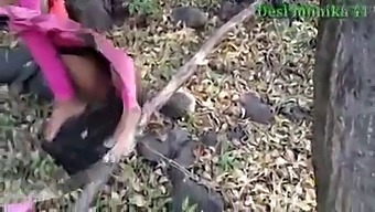 חברה הודית מזדיינת בג'ונגל
