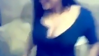 Desi Mature Woman Caught In Compromising Position In Indian Hostel Room