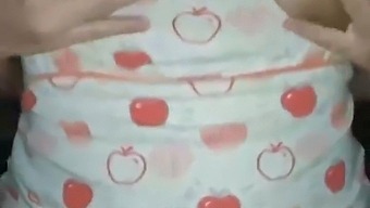 Μια Φιλιππινέζα Milf Απολαμβάνει Τον Εαυτό Της Με Ένα Δονητή