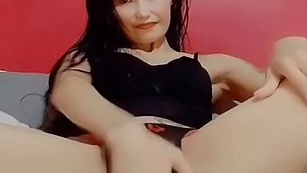 פטיש רגליים ורגליים של Thaitwentybabe בסרטון הסולו הזה